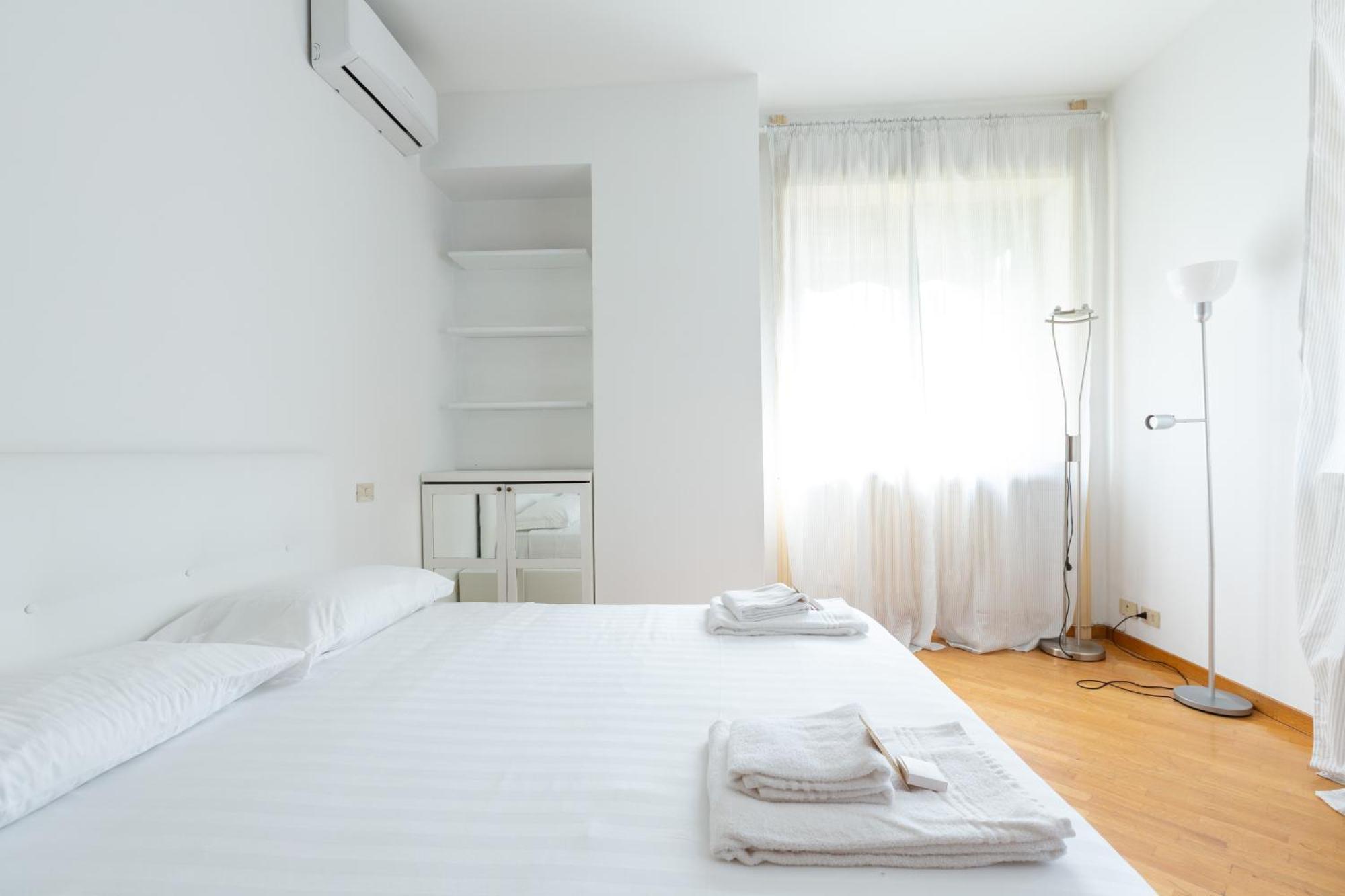 Lorenteggio Large Flat Appartement *